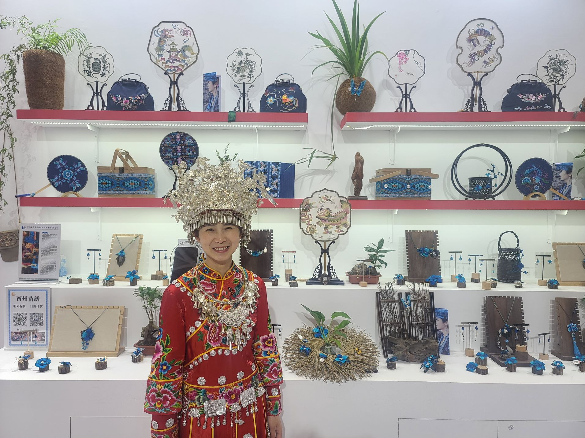 “绣出一片桃花源”系列苗绣产品文博会受青睐