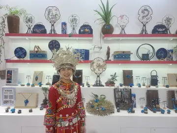“绣出一片桃花源”系列苗绣产品文博会受青睐