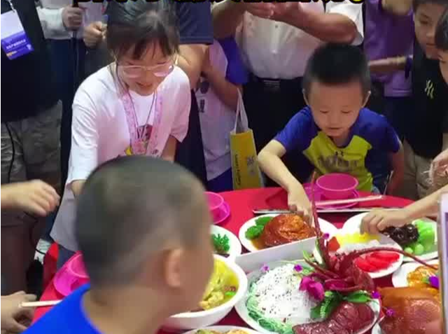 台湾展团现场“办桌”引来小朋友们围观