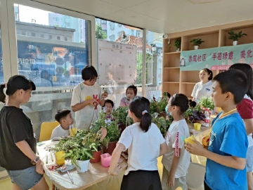 南园街道赤尾社区：“祖国的花朵”为“勤劳的小蜜蜂”送温暖
