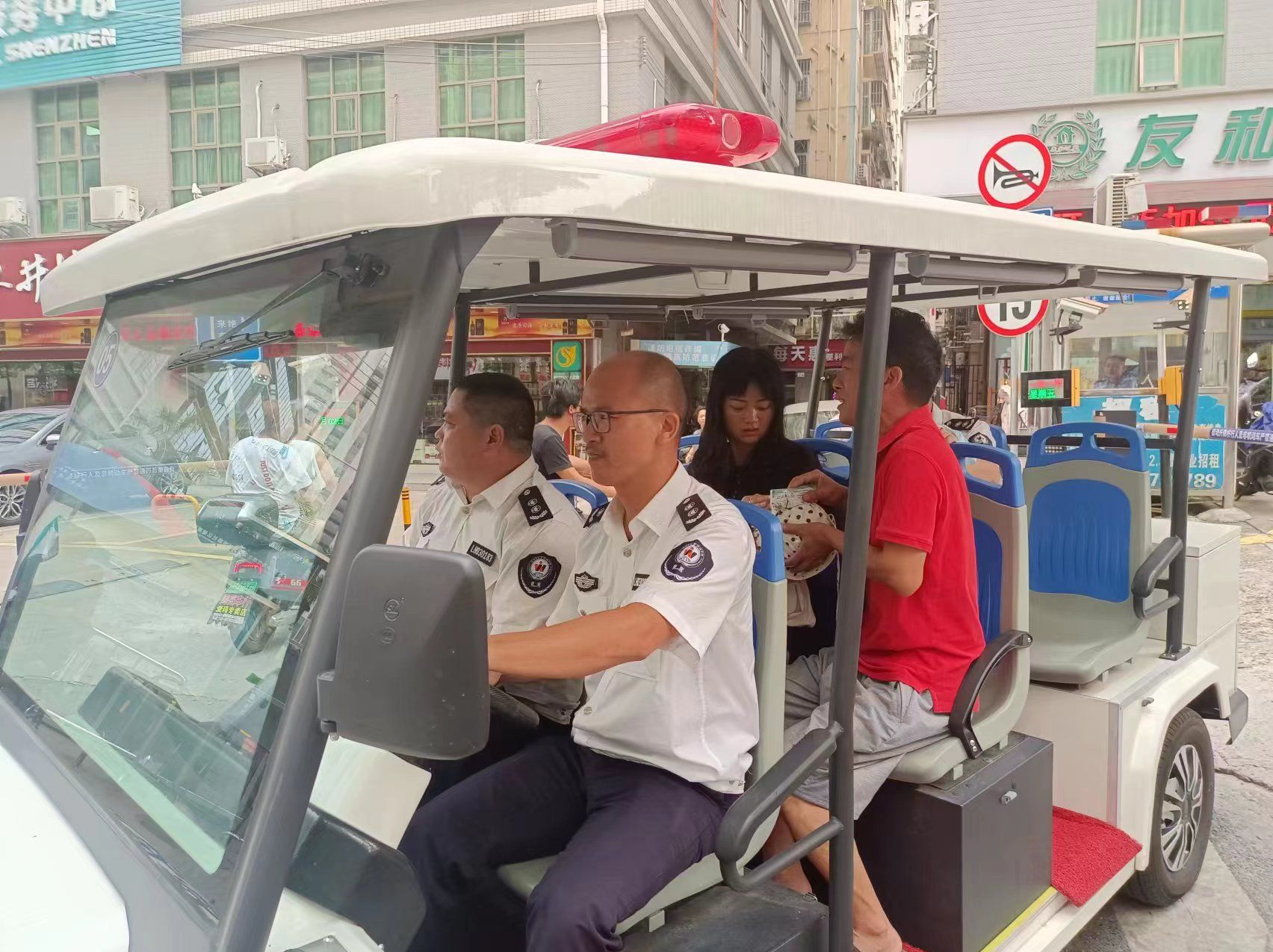 路遇婴儿发高烧，龙华执勤车秒变“救护车”