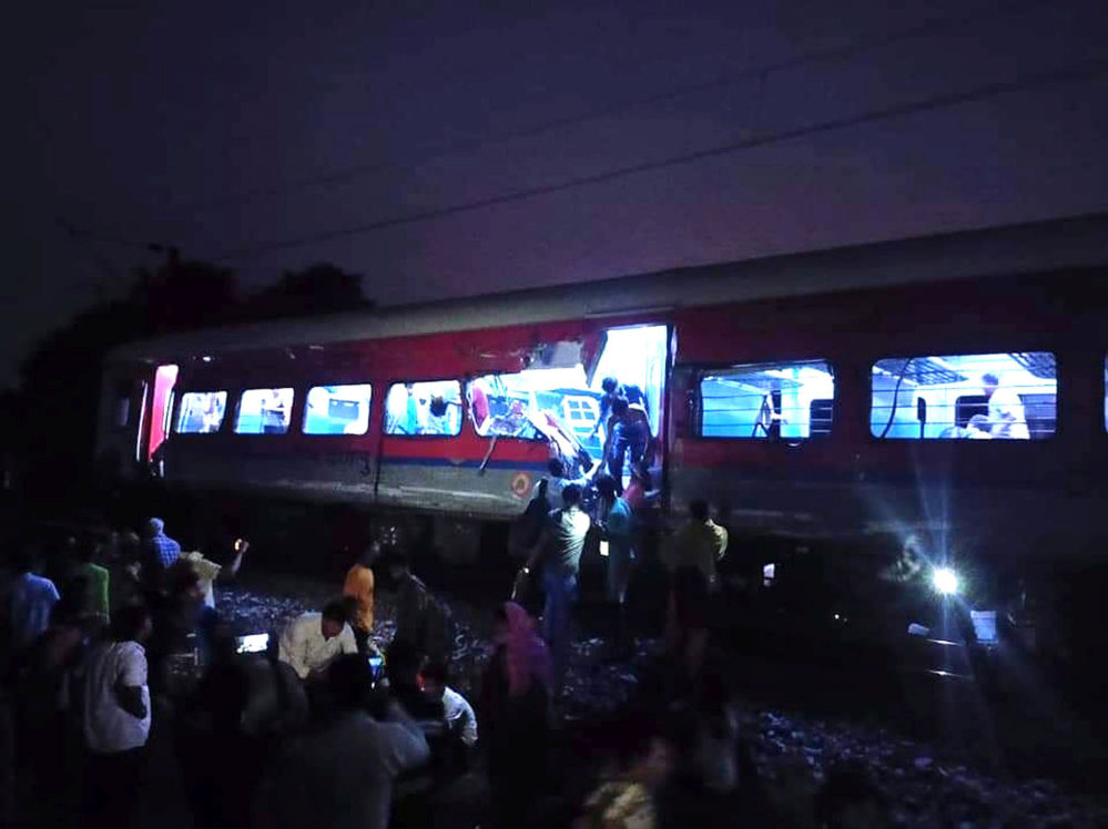印度列车脱轨相撞已致238人死亡 救援持续