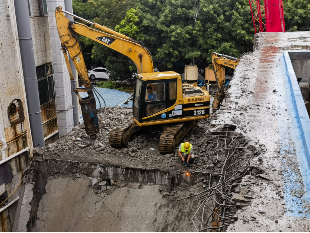 企业违建还阻碍执法，坪山区依法强制拆除