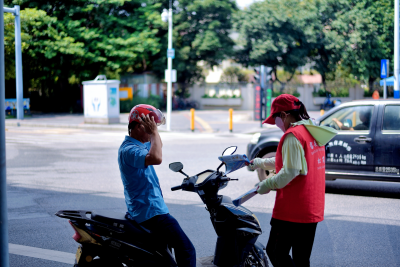 潭头社区开展“一盔一带 安全常在”交通安全宣传活动
