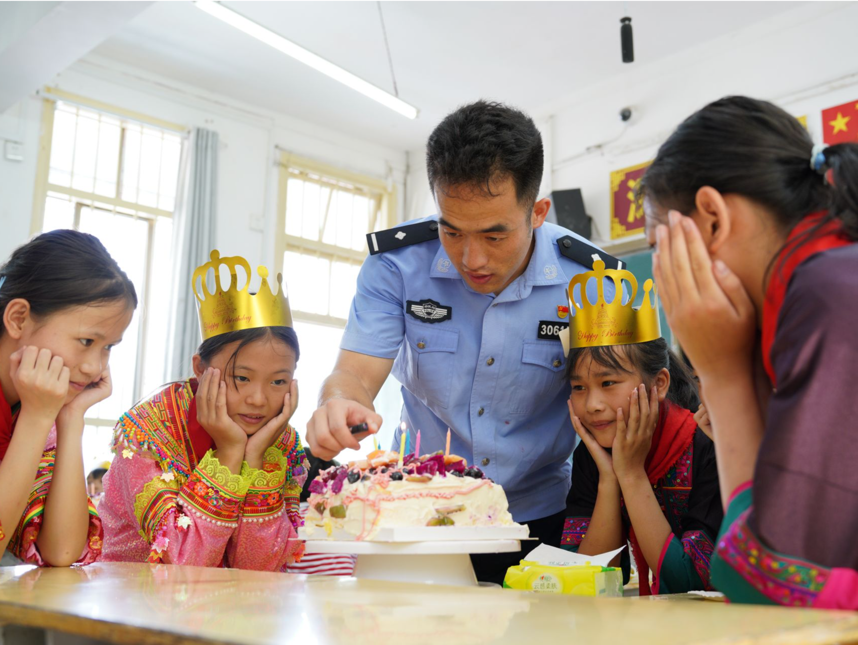 欢度“六一” 罗湖边检站支教民警与广西三江学子开展蛋糕DIY活动