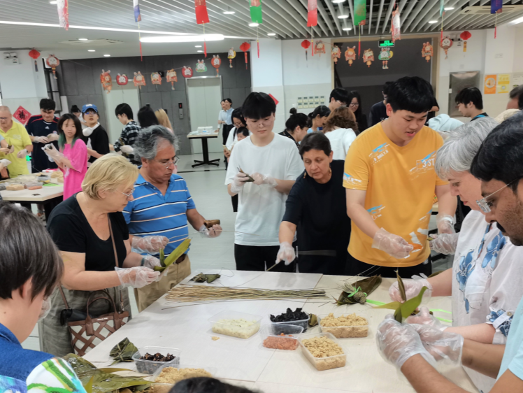 品味中国传统文化！广东以色列理工学院中外师生一起包粽子迎端午