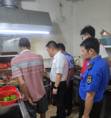 拧紧“安全阀”！凤凰街道开展餐饮企业燃气安全夜查行动