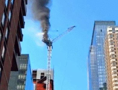 纽约街头惊悚一幕！起重机起火倒塌，已致11人受伤