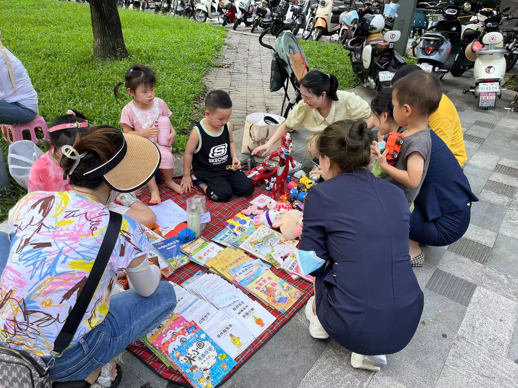 翠竹街道民新社区开展亲子家庭跳蚤市场活动