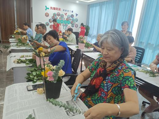 华林社区举办“花样年华”长者DIY插花活动
