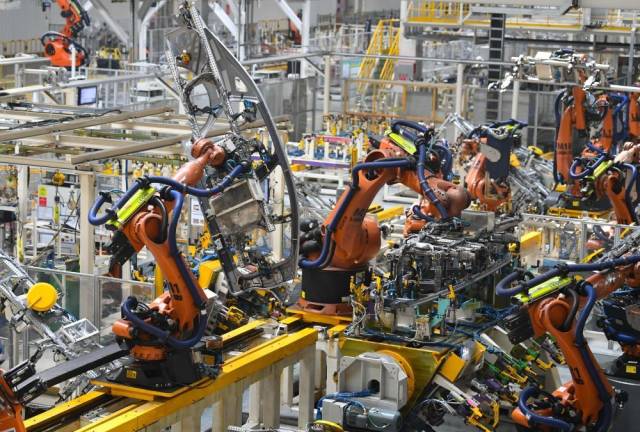 这是2023年7月3日在广州广汽埃安第一智造中心新能源汽车焊装车间拍摄的机器人手臂。新华社记者 邓华 摄