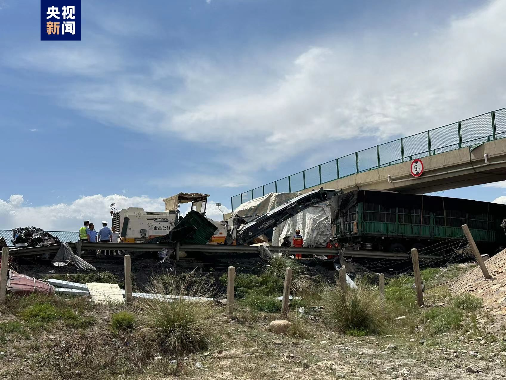 G30连霍高速山丹段过境车辆相撞 已致8死6重伤
