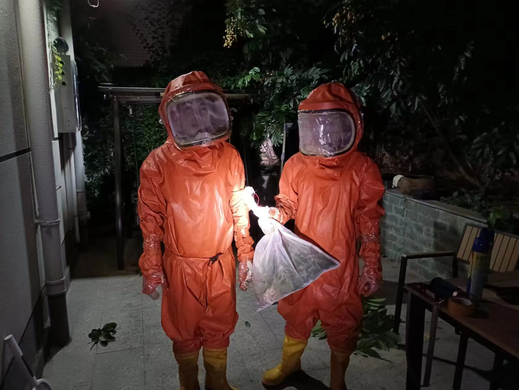 夏夜连遇“蜂出没”，宝安消防“飞檐走壁”1小时处置3个蜂窝