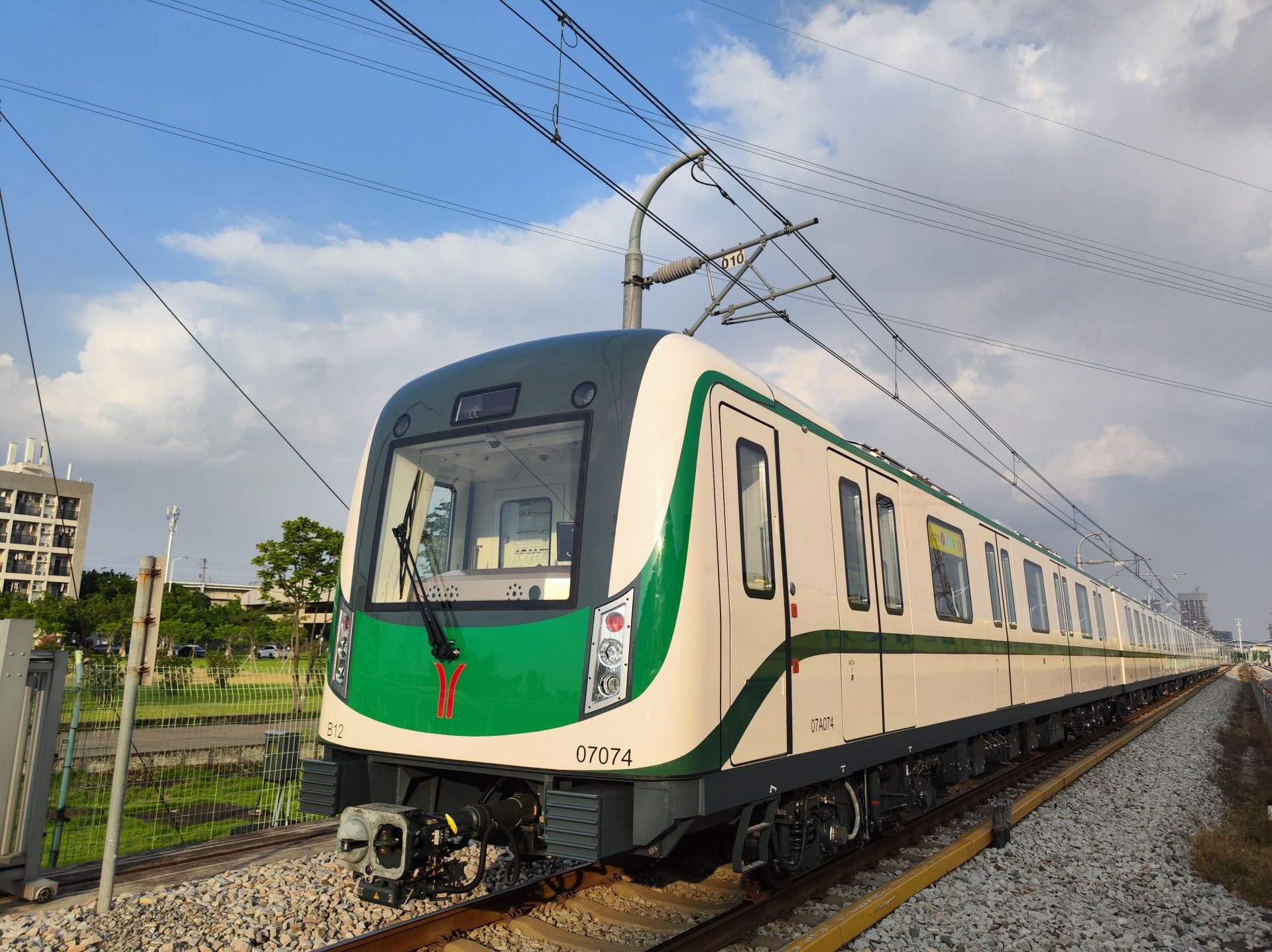 广州地铁七号线二期首列车交付，具备无人驾驶功能