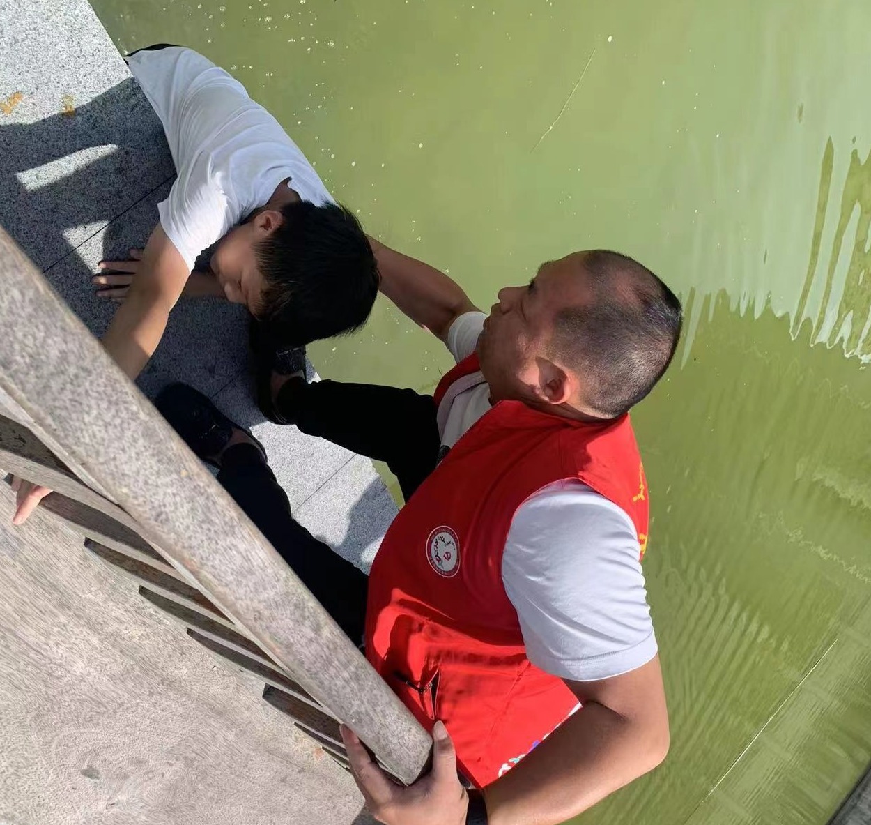 马田街道石家社区“红色小分格”及时制止儿童戏水 保障暑期安全