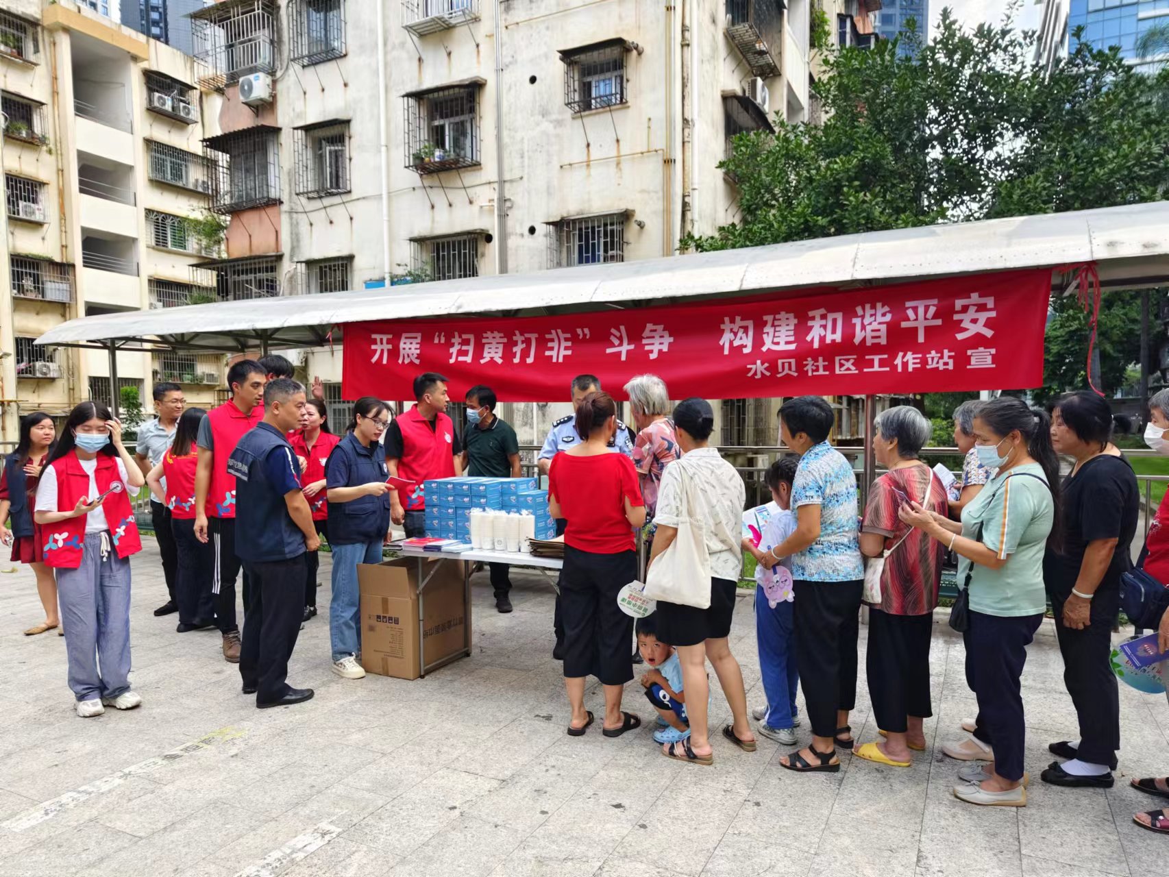 水贝社区工作站党支部开展“扫黄打非斗争，构建和谐平安”主题宣传活动