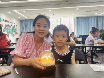  “无尽夏花 永恒绽放”——华林社区组织亲子制作郁金香灯
