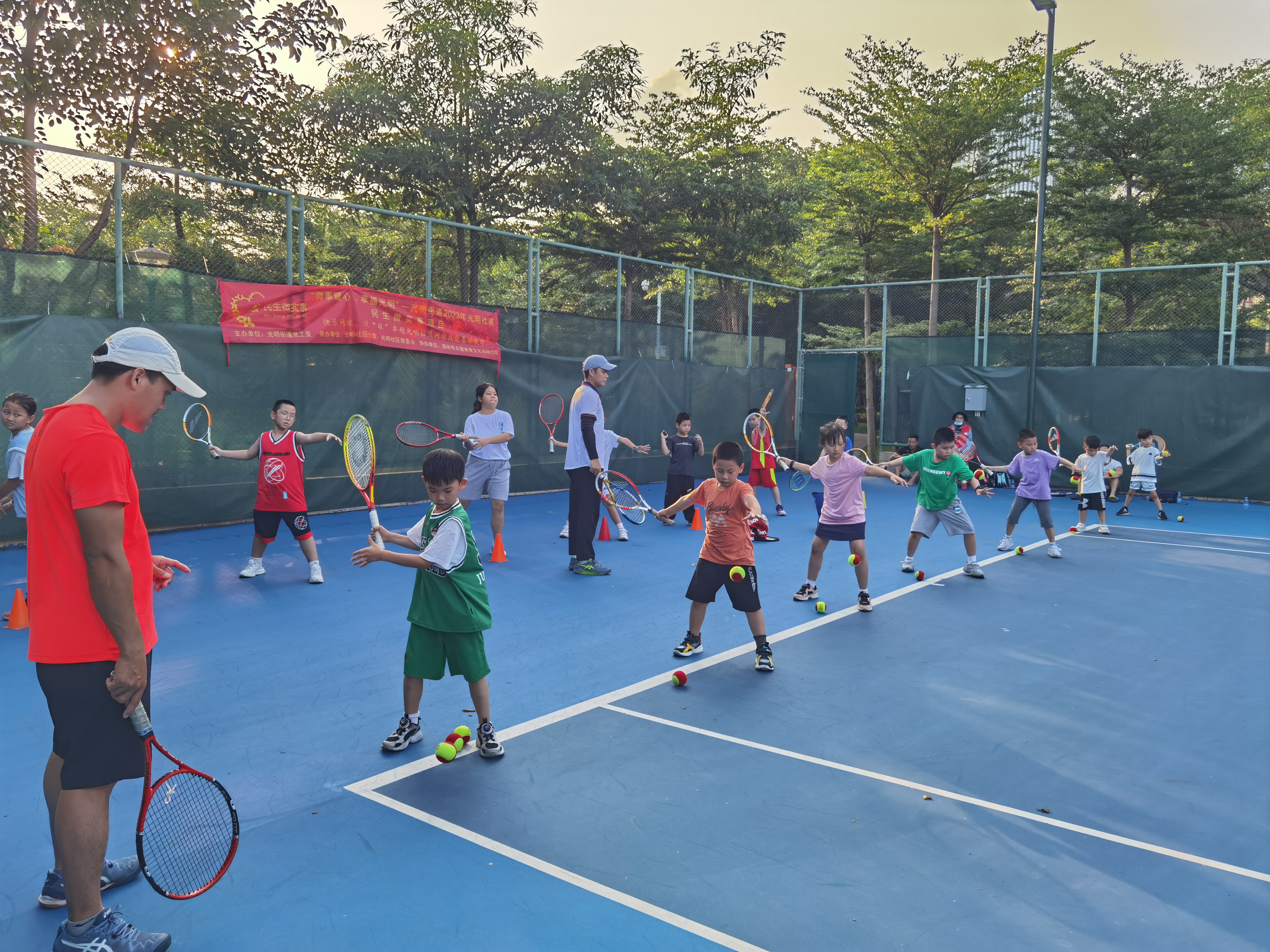 光明社区网球培训民生微实事项目深受居民好评
