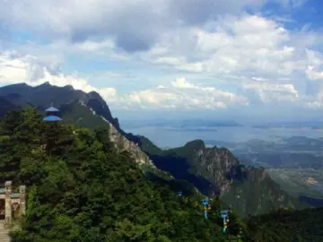 庐山文旅通报商户泼水驱赶台阶上游客：扣罚五千元