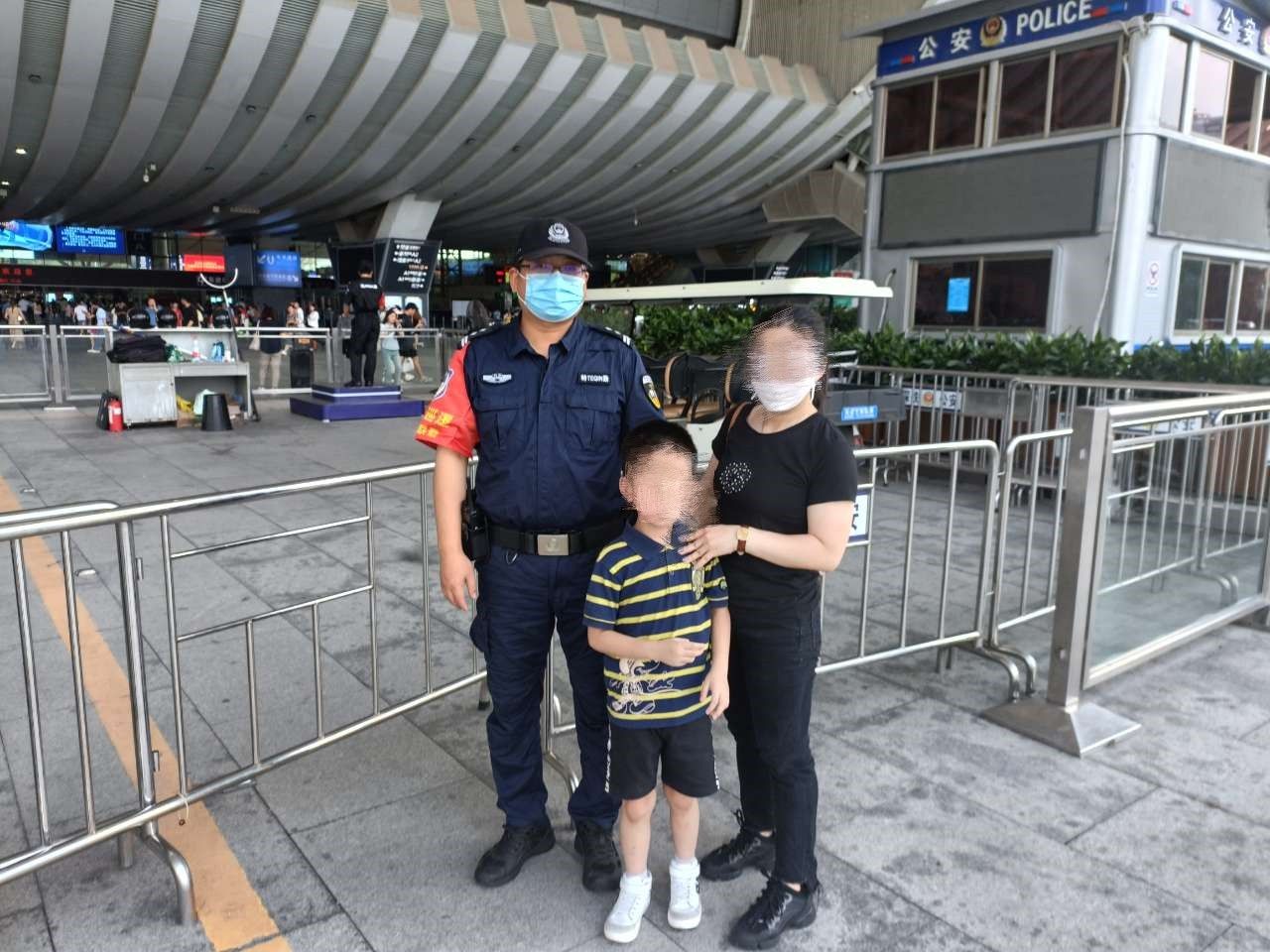 深圳北站派出所一天寻回两名走失儿童