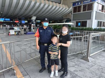 深圳北站派出所一天寻回两名走失儿童