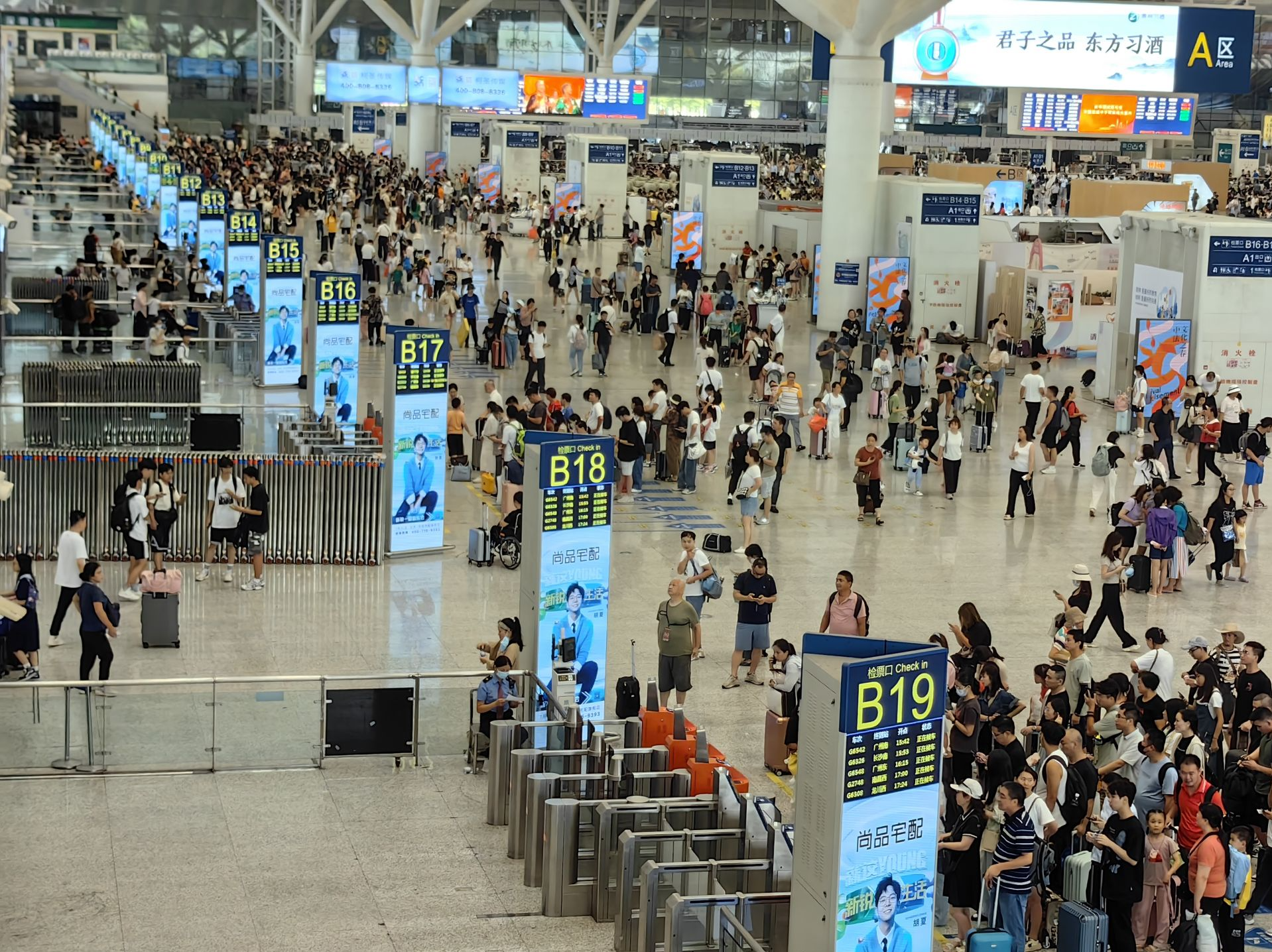 假期出行客流持续高位运行，深圳铁路暑运首月到发旅客超1643万人次