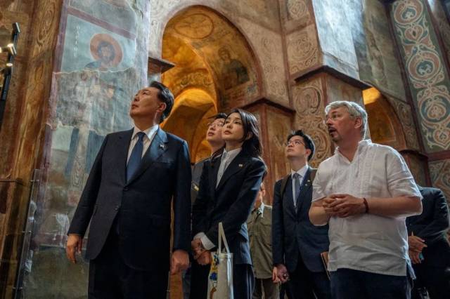 7月15日，韩国总统尹锡悦访问乌克兰。乌克兰总统泽连斯基夫妇陪同尹锡悦夫妇参观基辅圣索菲亚大教堂。图/乌克兰总统办公室