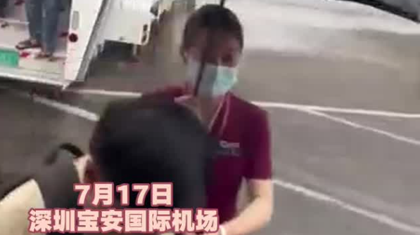 南航空姐暴雨中撑伞 全身湿透护送旅客上摆渡车
