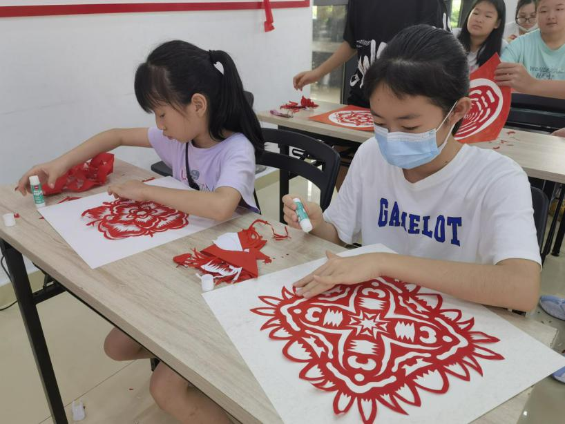 江边社区开展“非遗在社区”剪纸公益培训活动
