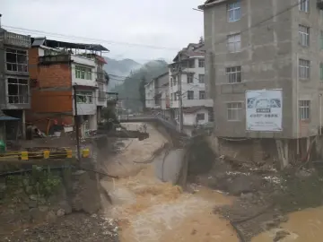 陕西镇巴突发50年一遇特大暴雨：80条路中断，转移4533人