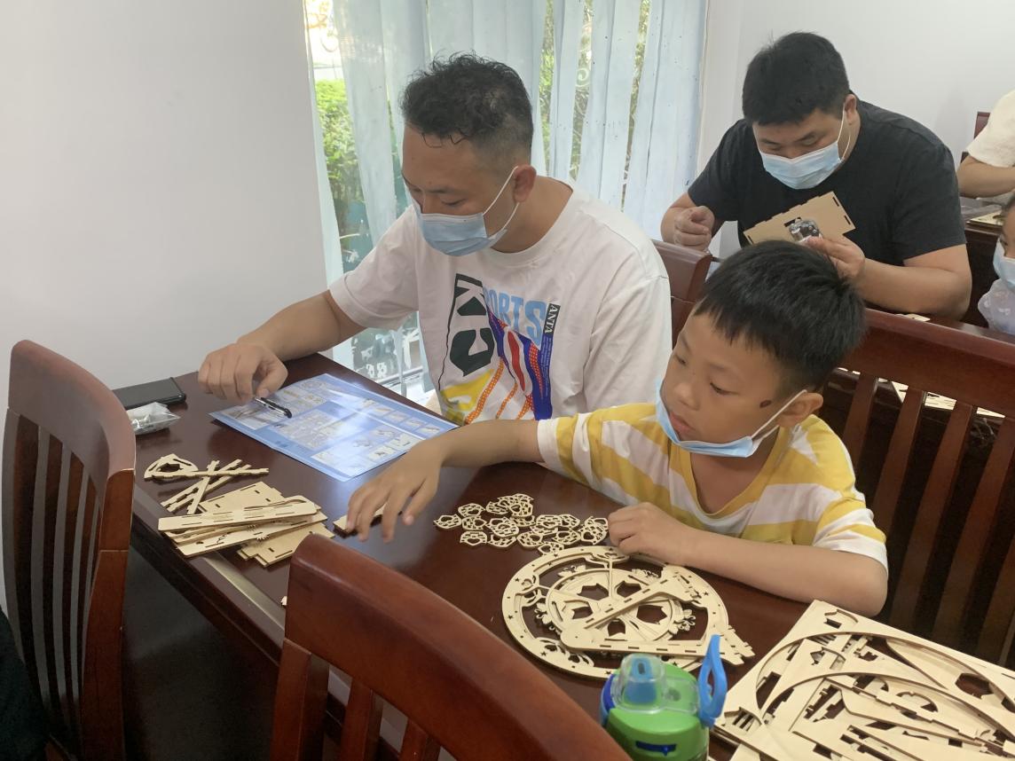 （南山记者）宝龙街道南约社区举行“幸福童年 爱伴成长”亲子手工坊
