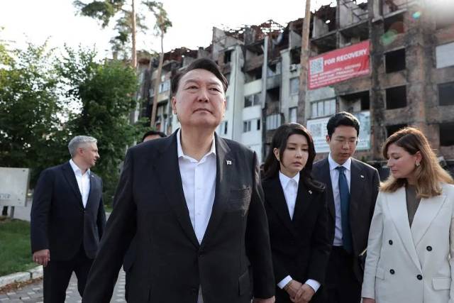 7月15日，韩国总统尹锡悦（中）和夫人金建希（中右）访问了乌克兰伊尔平市。图/视觉中国