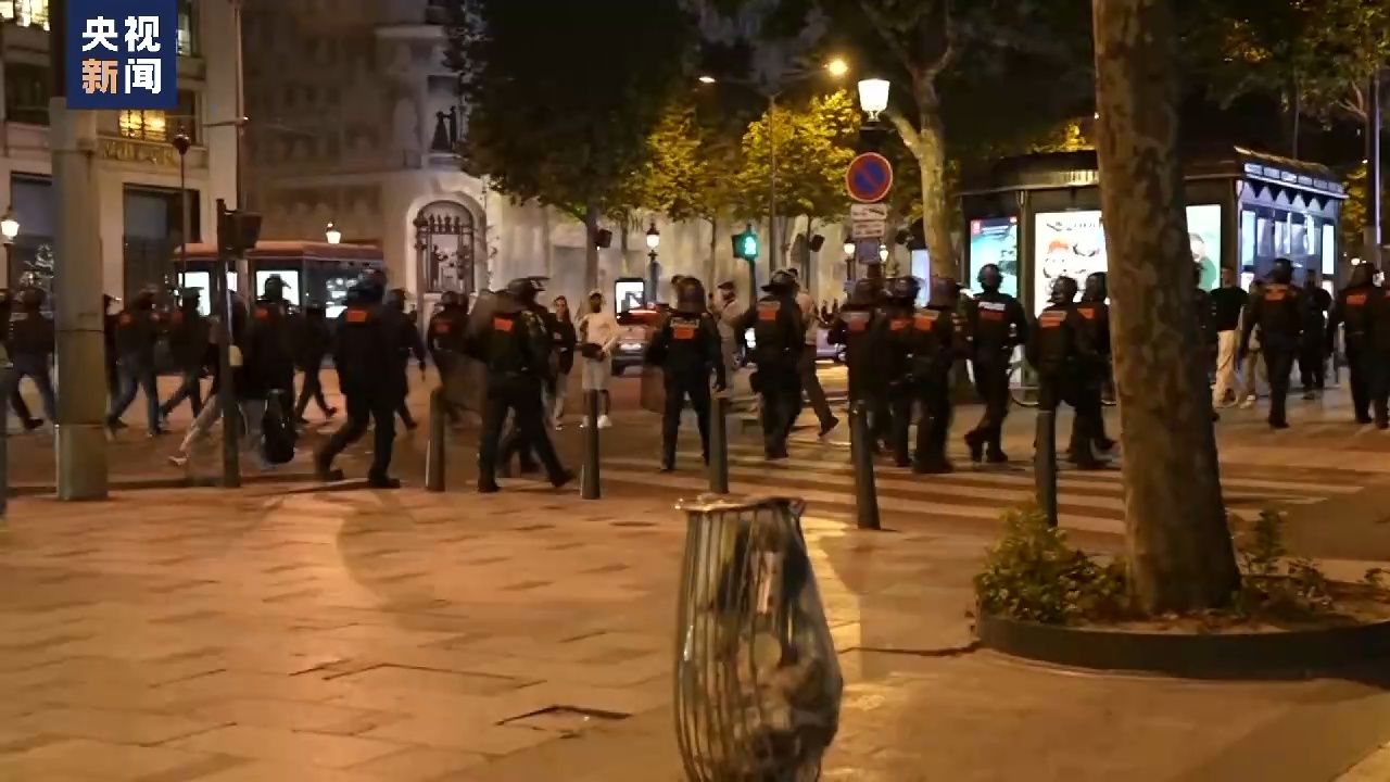 法国多地骚乱持续 两名警察遭枪击