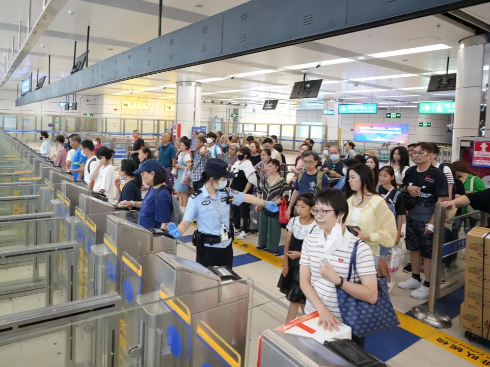 这个暑期跨境出行有点“热” 深圳全力保障口岸通关顺畅