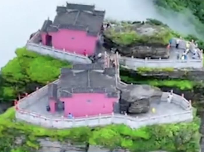梵净山金顶建筑变红色？官方：暂停施工，保持原貌