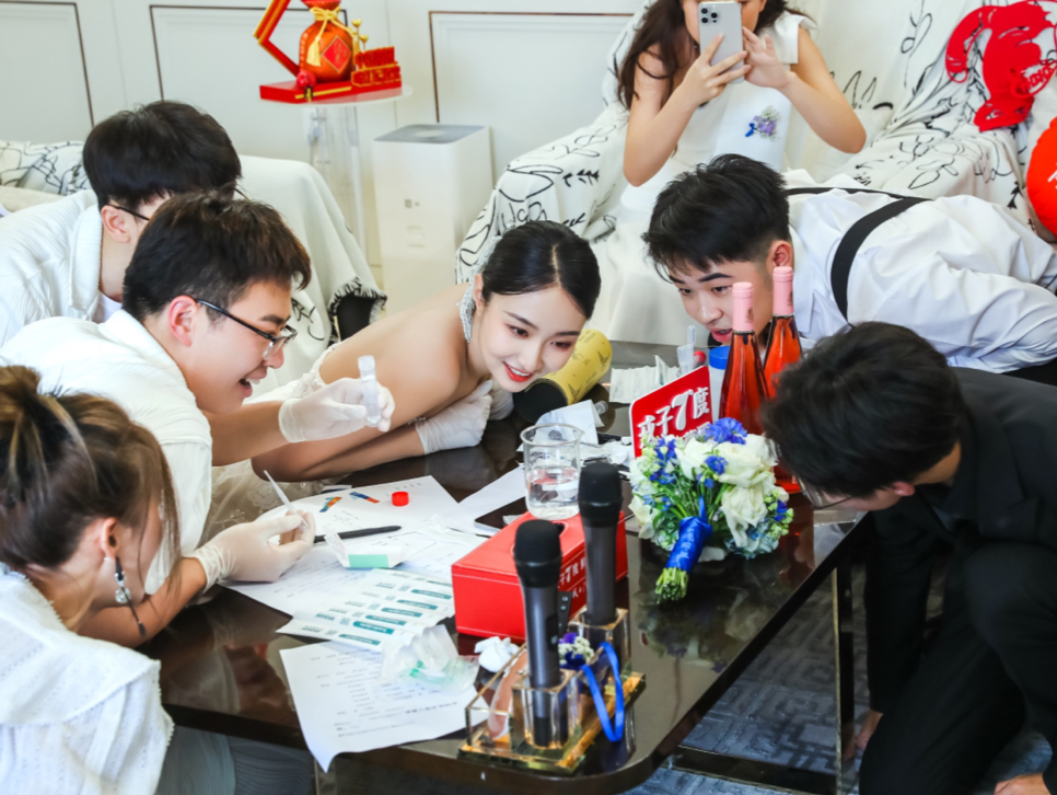 “幸福惊喜官”上线！袁弘张歆艺精心助力00后别样婚礼