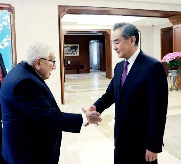 7月19日，王毅在北京会见基辛格。图源：外交部