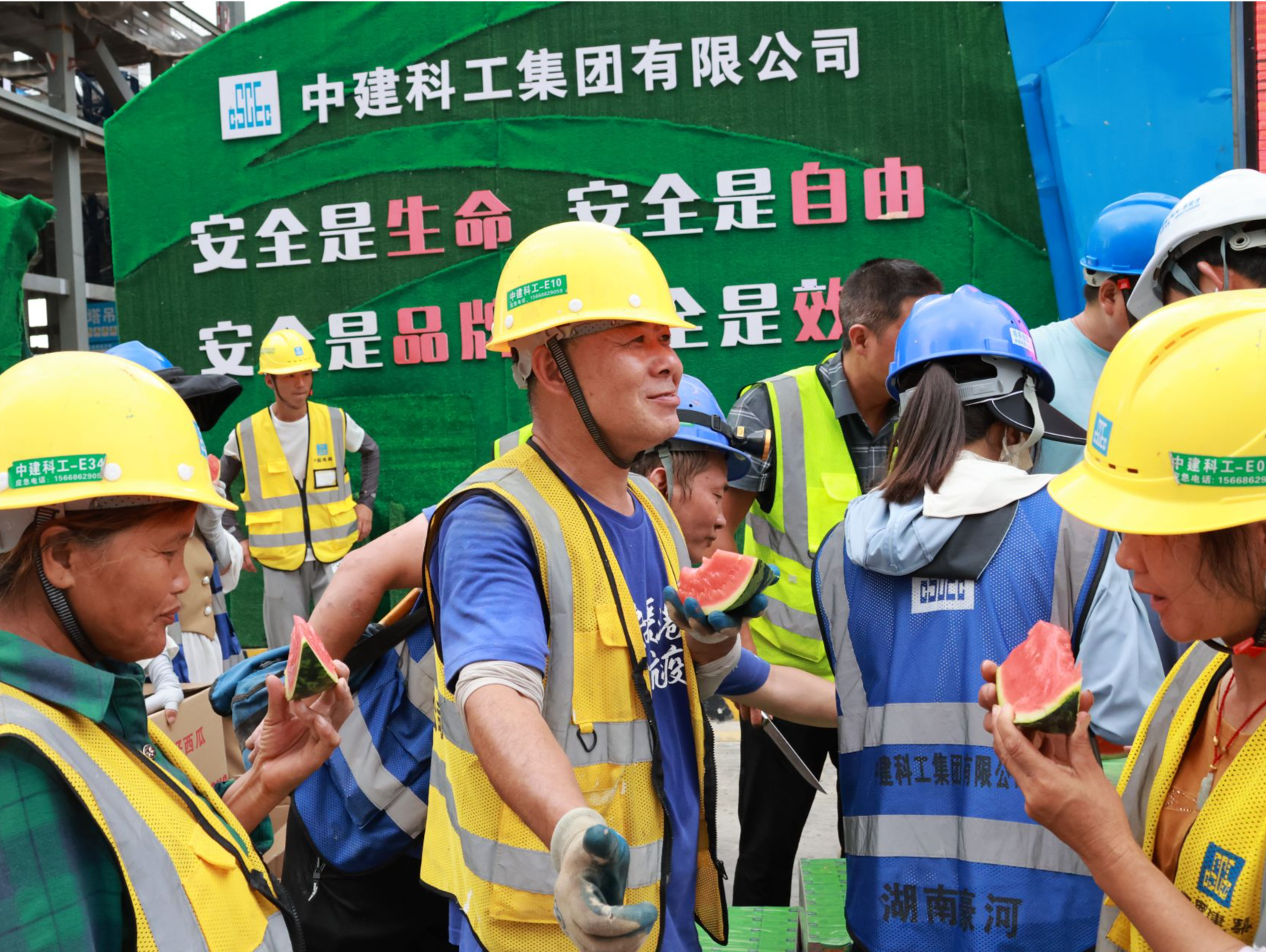 搭驿站、发西瓜、送糖水......为户外工作者消消暑