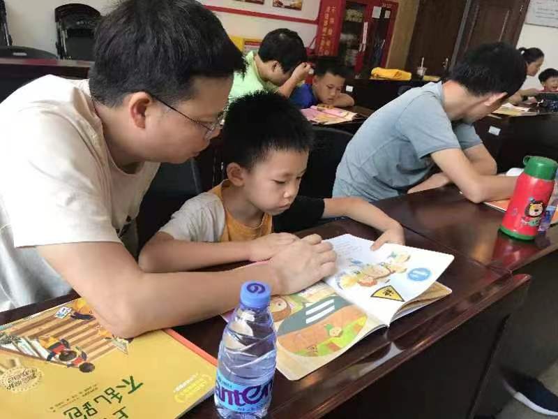 塘家社区400余名亲子家庭成员参加绘本阅读技能培训  