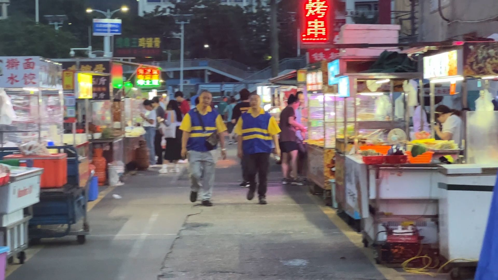 流动摊贩精细化管理 彰显城市文明气息