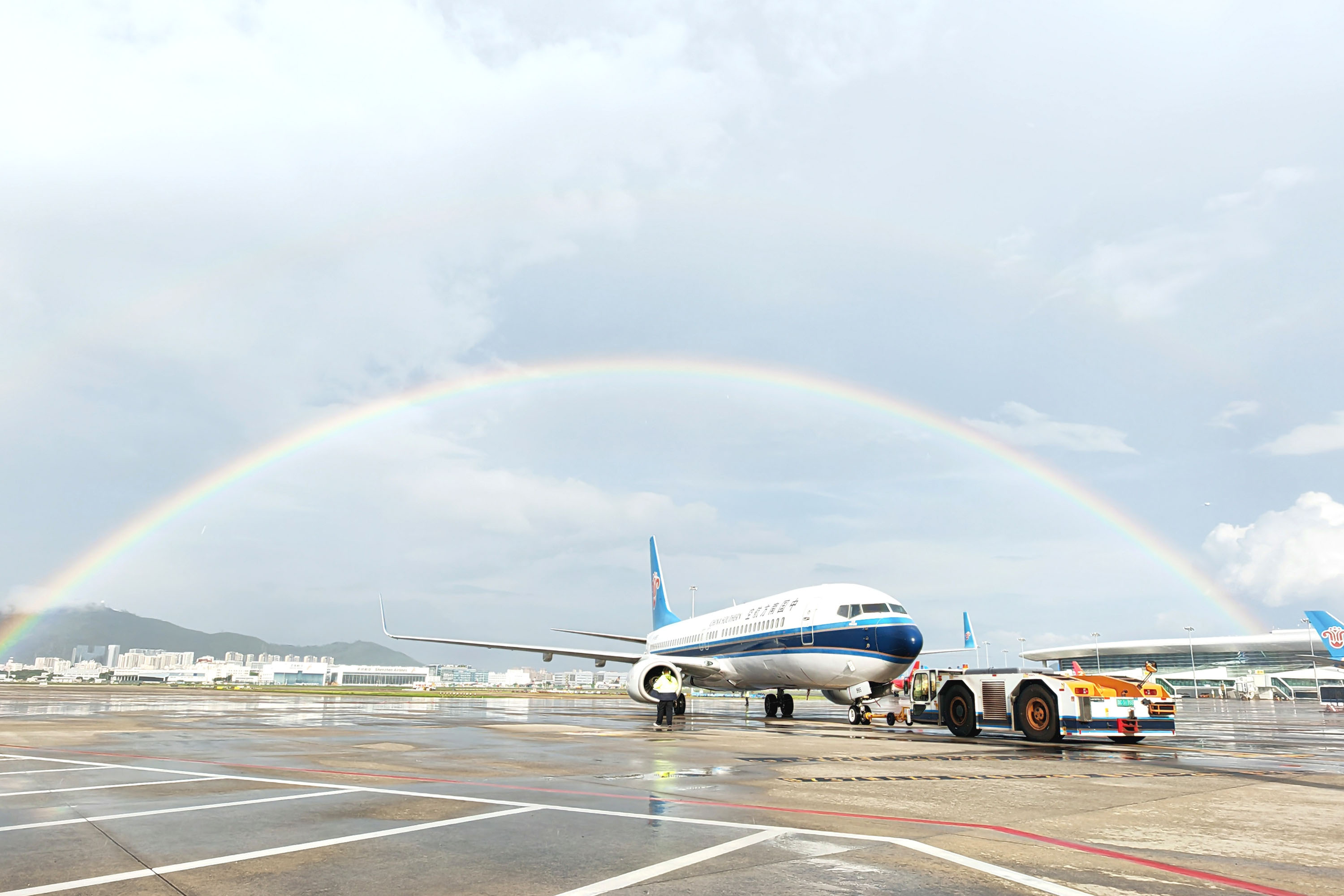 太美了！雨后深圳机场上空出现“双彩虹”