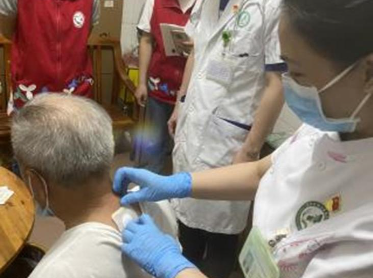 南山：健康示范党群服务中心党员志愿者队送医上门暖人心
