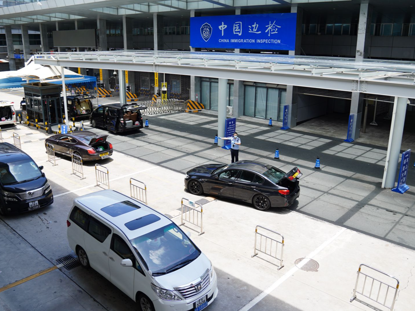 深圳湾边检上半年出入境人员达1000万人次，单日最高客流量10万余人次