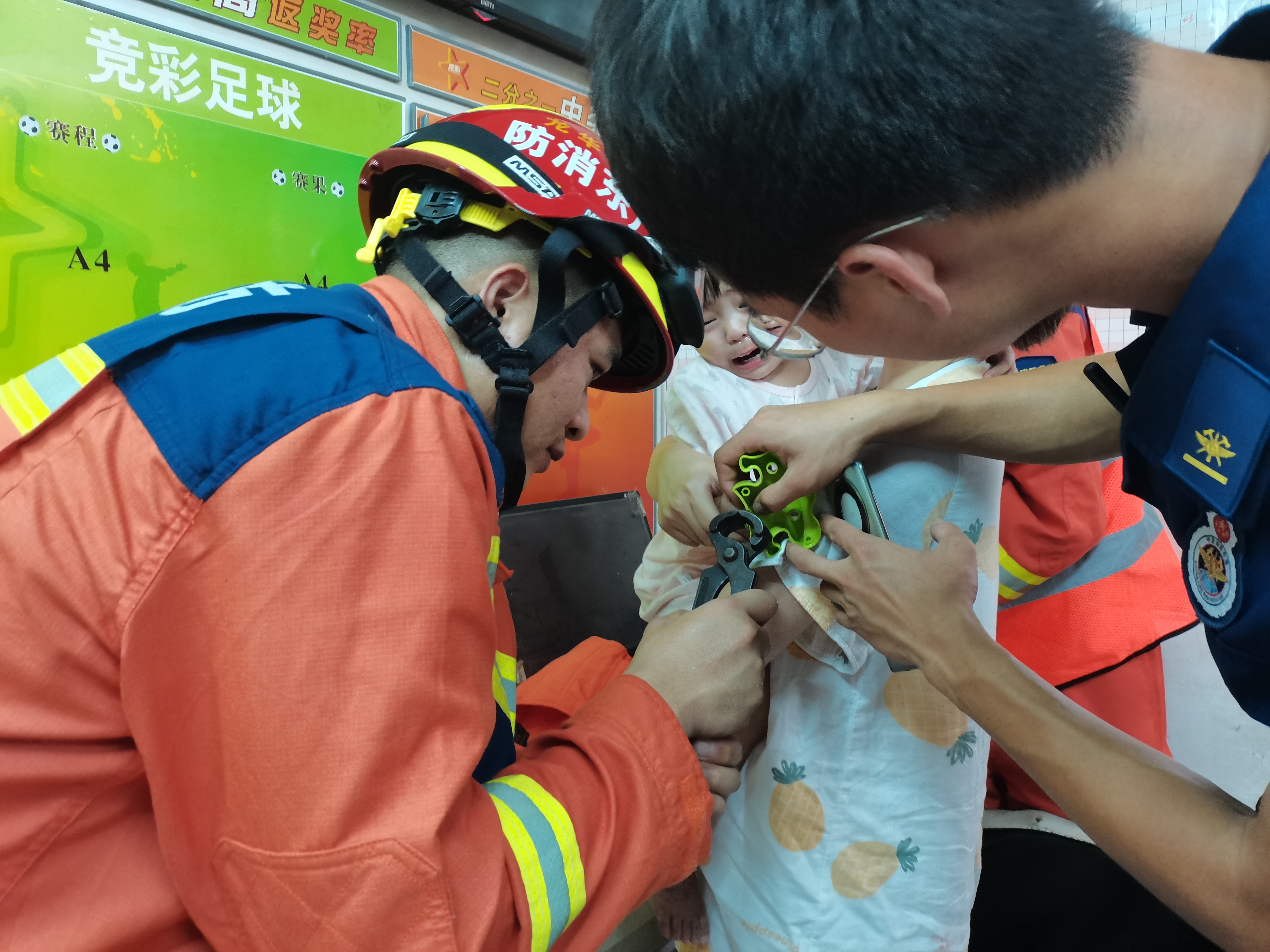 手卡塑胶玩具“无法自拔”，暑假儿童“指尖安全”需留意！