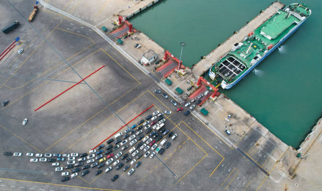 车辆在海南省海口市新海港排队登船（2023年4月29日摄，无人机照片）。新华社记者 杨冠宇 摄