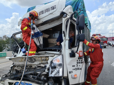 龙大高速两车追尾1人被困，深圳消防紧急救援