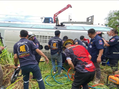 泰国一载有中国游客的巴士发生翻车事故，27人受伤