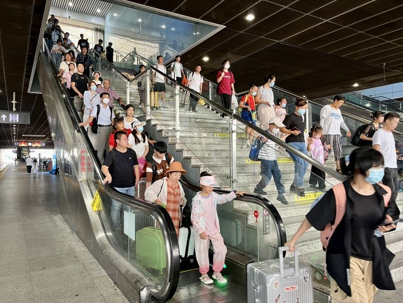 暑运高铁客流井喷，深圳铁路10天发送旅客283.2万人次
