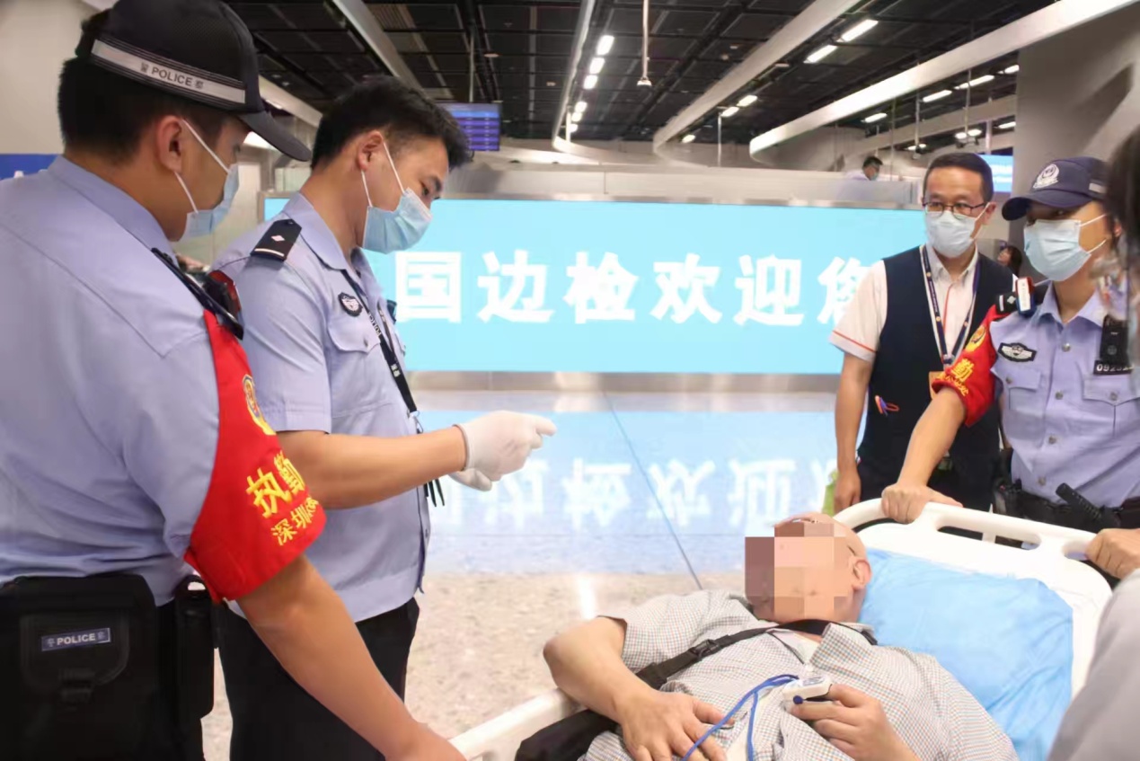  （供读特）“一路绿灯”，西九龙边检民警助急病老人快速返港就医