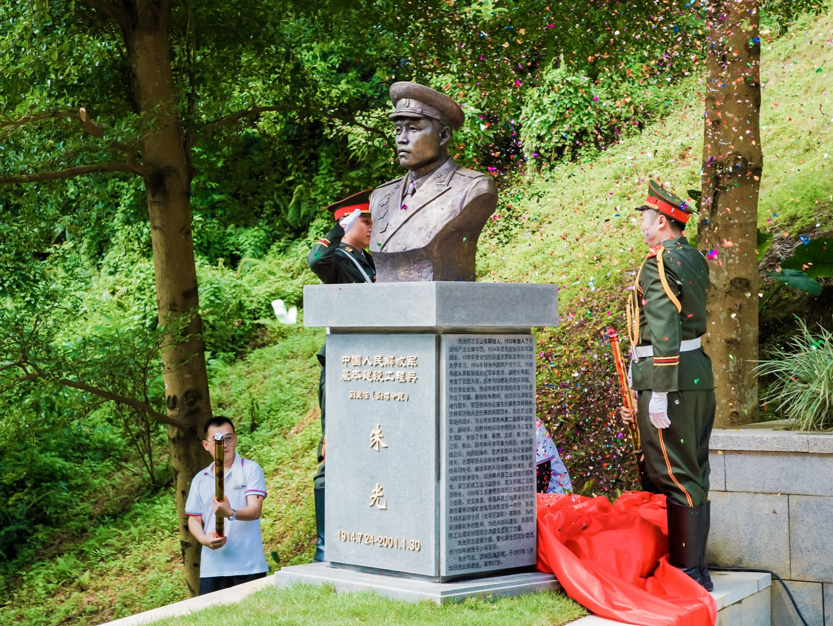 基建工程兵朱光将军铜像在惠州落成揭幕